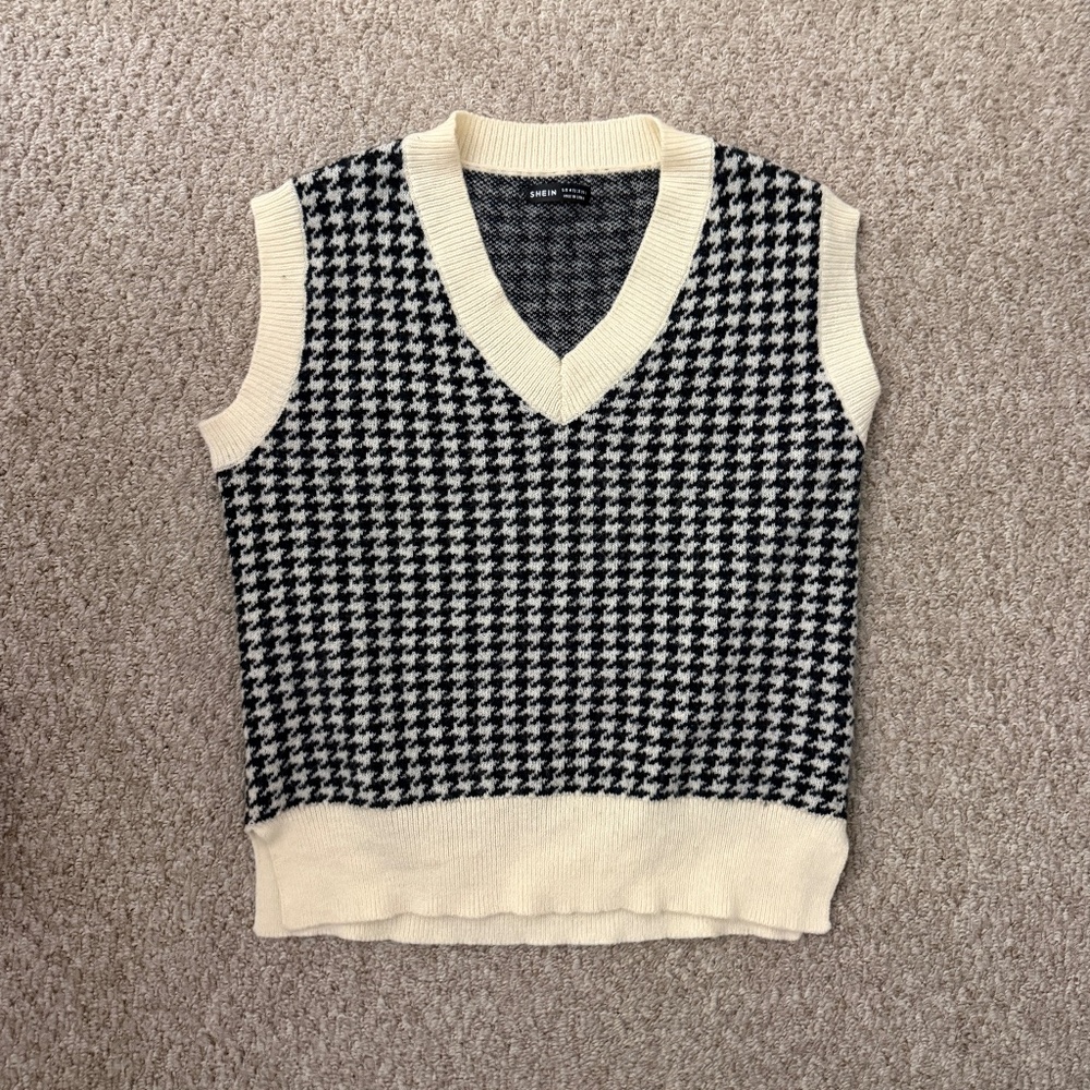 💕2 for $15💕 SHEIN Black and off white houndstooth sweater v-neck vest